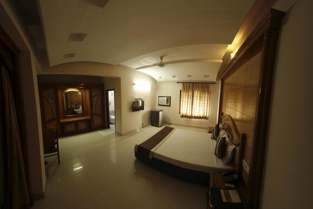 Hotel Dolphin Jalandhar Exteriör bild